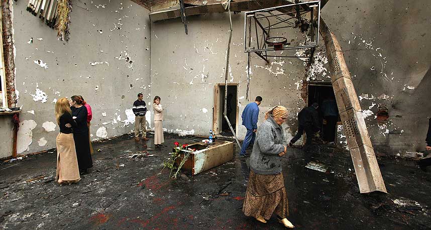 �DELAGT: Dette bildet av gymsalen i Beslan ble k�ret til �rets bilde p� fredag.