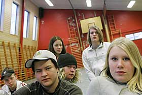 SNAKKER SAMMEN OM OPPLEVELSENE: Elevene fikk minner for livet. Her fra venstre Alexander Eriksen, Einar Andreassen, Andreas R�nning Olsen, Maritha Skjauff, J�rgen Ree og Oda Endresen.