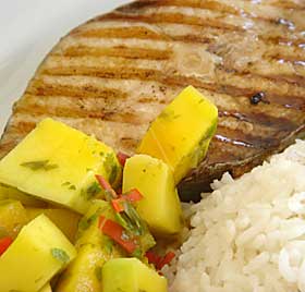  Fiskespesialitet fra Zanzibar:  Grillet sverdfisk med mangosalat.