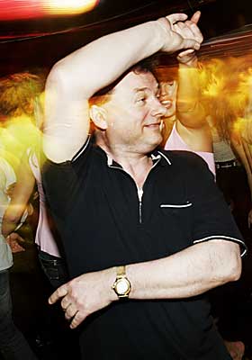 Generalen: Geir Killingland svinger seg p� dansegulvet, om bord p� �Miss Norway-b�ten� over Skagerrak.