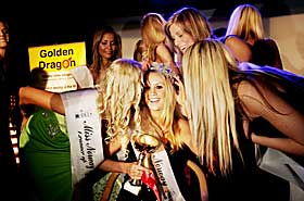 - Jaaaaa: Karoline Nakken (22) har nettopp blitt utnevnt til �rets Miss Norway. Den f�rste fra B�rum p� 21 �r. Hun f�r stol og krone. Missevennene, som sekunder f�r var konkurrentene hennes, klemmer og gratulerer.