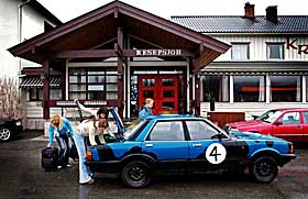  I Schanches gamle kjerre:  Etter fire timers kj�ring, fra Moelv, kommer missejegerne Marianne Curtis, Anette Hansen og Maria Ben Shams fram til V�gamo i Martin Schanches gamle bil. Bak sj�f�r og turn�leder Knut Yrving.