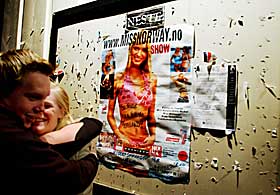 Skuer p� missene:  Utenfor Ridderspanget Pub p� V�g� samler det seg mye folk for � se p� misseshow.