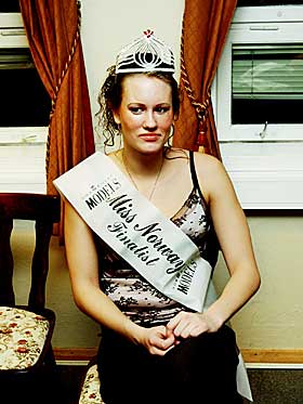  Miss for en kveld: Silje Heide (19) er Miss Elverum. Hun, som vanligvis er bartender, skulle bare ut og more seg. Men s� plutselig har hun krone p� hodet, og tenker at hun m� til Hamar for � kj�pe ny kjole til finalen.