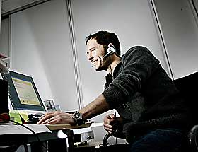  ENKELT OG BILLIG:  Bjarne Ylvisaker (35) bruker gratisprogrammet Skype n�r han snakker med s�steren i Chile. Det krever bare en mikrofon og h�yttalere til datamaskinen.