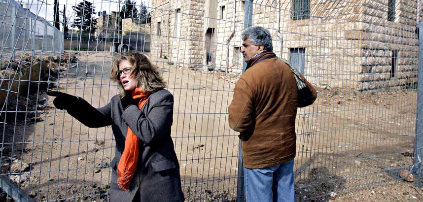  SPERRET OMR�DE:  Hotellet som Signe Marie Breivik og ektemannen Ali Ayyad eier er gjerdet inn av israelske soldater. Hotellet er n� sentrum for en storpolitisk strid om israelsk beslag av palestinsk land.