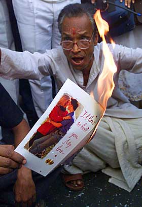 ET HJERTE I BRANN: En gruppe mennesker tenner her p� et kj�rlighetskort i Calcutta i India.