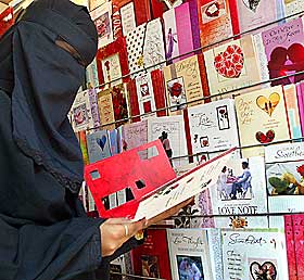 �KENDE POPULARITET: En muslimsk kvinne ser p� et valentinskort i India. De siste �ra har det blitt staig mer popul�rt � sende slik kort til hverandre i landet, noe som oppr�rer mange.