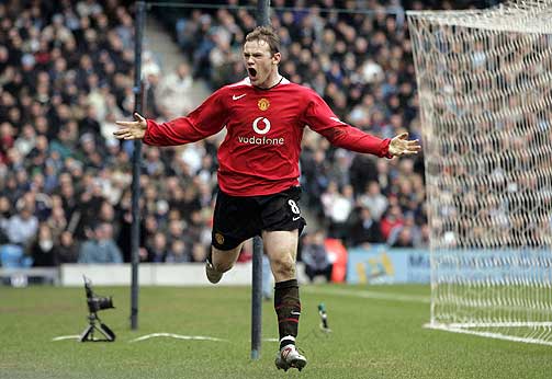  KONTROVERSIELL: United-spissen Wayne Rooney scorer omtrent like mange m�l som han p�drar seg gule kort. I kveld er han tilbake p� Evertons bane for f�rste gang etter overgangen.