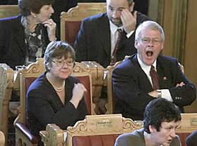 GJESP! Carl I. Hagen klarer ikke � d�yve en gjesp i stortingssalen.