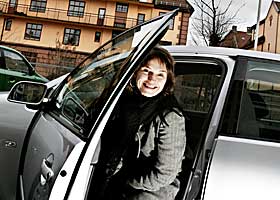  DELER BIL MED MANGE: Ingunn Mari Eide i Oslo er glad for � slippe alt det praktiske som f�lger med bilhold. I stedet bestiller hun en bil n�r hun trenger den, og henter den i nabolaget. -  Det er ikke like lett � ta ting p� sparket. Men s� sparer jeg ogs� impulsturene, sier hun.