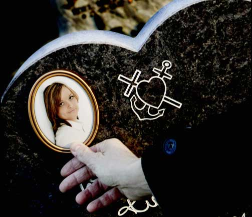  Ved graven: Det er snart et �r siden Lindis d�de. -  Hver s�ndag drar vi til graven. Av og til g�r jeg alene, da h�rer jeg p� sangene v�re, sier Frank Angelvik.