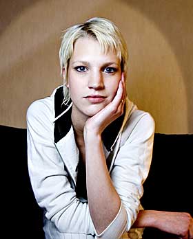  MODELLDR�MMEN BRAST:  - Det g�r inn p� deg n�r du hver dag f�r h�re at du b�r slanke deg, sier Cecilie Porsblad. Etter at modelldr�mmen brast er hun n� arbeidsledig.
