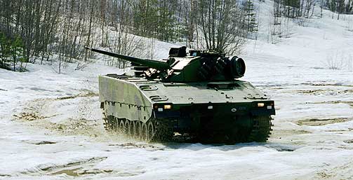 CV-90: En slik pansret personellvogn sklei inn i huset i Nord-Tr�ndelag. H�ren startet i 1997 innf�ringen av den 25 tonn tunge stormpanservogna.