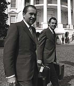 DEKKET WATERGATE: På en pressekonferanse i Texas i 1974 hoppet den Nixon-kritiske Rather frekt inn og avbrøt en kollega. «Thank you, Mr. President. Dan Rather, of CBS News. Mr. President...» sa han, og salen lo. Nixon svarte: «Are you running for something?» Og Rather var frampå: «No, sir, Mr. President. Are you?»
