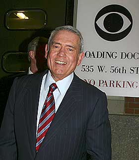 SMILTE ETTER SENDING: Dan Rather etter nattas siste farvel.