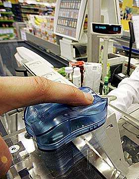 TRYKK OG BETAL: S� enkel er Edekas biometriske betalingsterminal. Terminalen scanner fingeravtrykket, og belaster kontoen din.