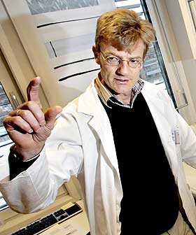  KOSTR�D:  Overlege Kjetil Retterst�l sier personer med h�yt kolesterol har mye � hente p� � f� et sunnere kosthold. Pasienter med famili�r hyperkolesterolemi, m� s� godt som alltid ha medisiner i tillegg.