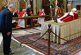 LIT DE PARADE: Den italienske presidenten Carlo Azeglio Ciampi viser sin respekt for Pave Johannes Paul II der han er lagt på «lit de parade» i Clementina-hallen i Vatikanet i går.