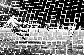 SCORET SEIERSMÅLET: Kampen fortsatte til tross for bråket. Juventus vant med ett mål etter at Michel Platini satte inn straffen bak Liverpools målmann Bruce Grobbelaar i andre omgang.