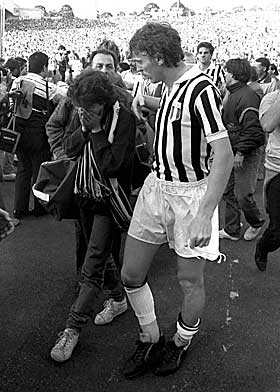SJOKKSKADD: Her hjelper juventusspilleren Zbigniew Boniek en supporter etter kampen.
