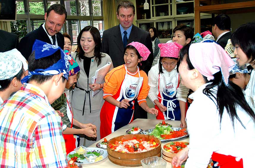STORBES�K: Stolte skolebarn kunne l�re bort Japansk kokkekunst til kronprins Haakon Magnus under heimkunnskapstimen p� Akasaka barneskole i Tokyo.