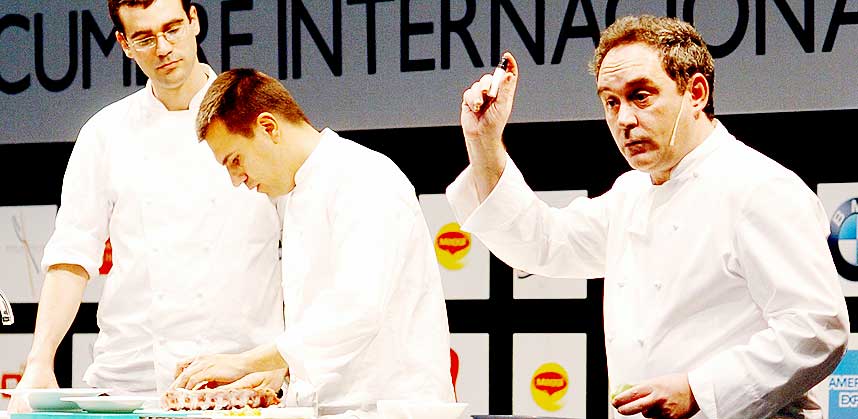 KOKKEKUNST: Ferran Adri� (til h�yre) er mannen bak spanske El Bullis tre stjerner. Her i aksjon under et gastronomisk toppm�te i Madrid i januar. Foto: SCANPIX/EPA