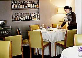 ... OG SLIK SER DET UT INNE: Den britiske stjernekokken Heston Blumenthal st�r bak Englands eneste restaurant med tre Michelinstjerner.