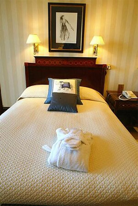 BILLIGST P� NETTET: Ogs� norske hoteller er billigst n�r du bestiller dem via eksterne nettjenester. Du kan sove i dette luksusri�se rommet p� Grand for halv pris, i forhold til normalprisen, hvis du bestiller via en hotelljeneste p� nettet.