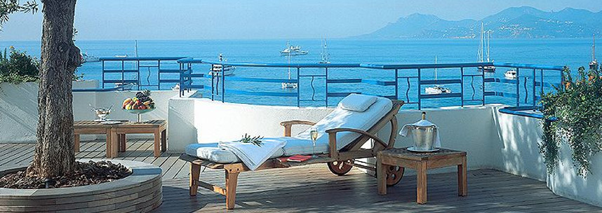R�D TIL LUKSUS: Med prisavslag p� over 50 prosent p� hotelloppholdet kan du unne deg litt mer luksus enn du ellers ville gjort. Du f�r kanskje ikke r�d til � bo p� Martinez Hotel i Cannes (bildet), men du kan helt sikkert finne noe som likner til en overkommelig pris.