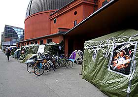VOKSER: En aldri s� liten teltby har sl�tt rot rundt Colosseum kino. � ligge i k� for Star Wars billetter har v�rt en tradisjon siden 1977, hevder entusiastene.