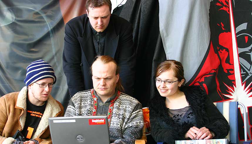 SEKS DAGER IGJEN: Emil og Kristian, her sammen med Ekaterina og Henning (bak), holder stand f�rst i billettk�en utenfor Coloseum Kino.  I 36 dager har de ligget i k� for � sikre seg de beste premiereplassene til Star Wars III. Her svarer de leserne p� nettm�tet i ettermiddag.