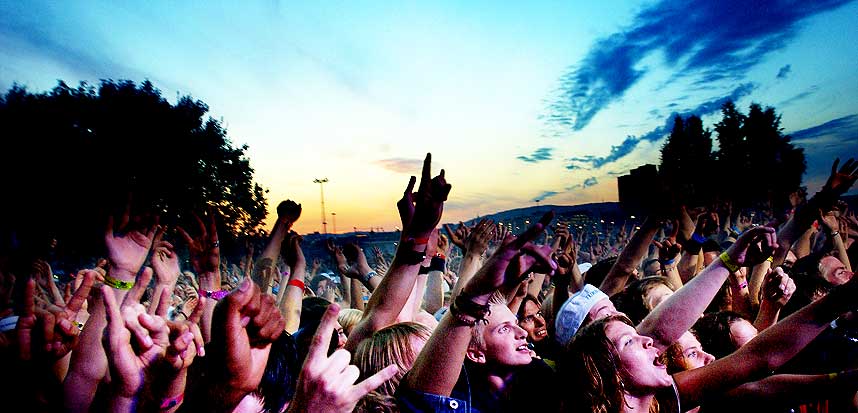 FESTIVAL-LIV: God stemning da Hank von Helvete og resten av gutta i Turboneger spilte p� �ya-festivalen i Middelalderparken i 2003. Foto: SCANPIX