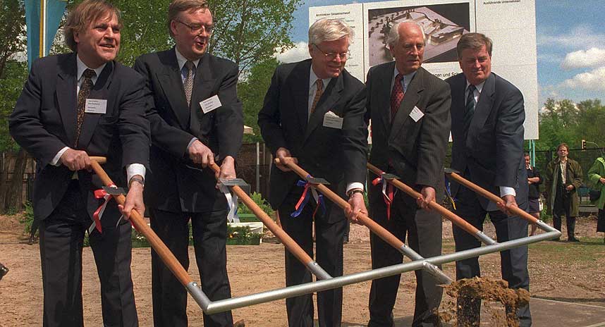 FOR MANGE L�NNES AV STATEN:  Her har de nordiske ambassad�rene Bent Haakonsen fra Danmark, Arto Mansala fra Finland, Ingimundur Sigfusson fra Island, Kjell Eliassen fra Norge og Mats Hellstr�m fra Danmark tatt et felles l�ft med en spade i Berlin i 1997. Dansk tenketank mener at det m� bli f�rre som lever av overf�ringer fra staten.