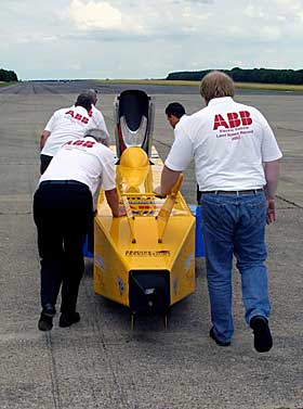 TESTET: Her gj�res bilen i stand til en test i Storbritannia.