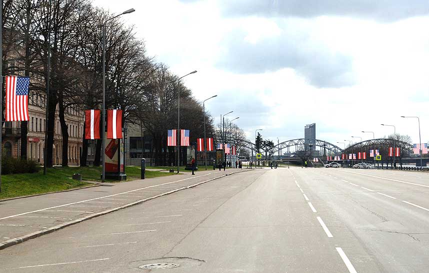 SP�KELSESBY: Dette er hovedinnfarts�ren til Riga i dag. Flaggene er p� plass, for � hylle den gjestende presidenten George Bush. Men folket m� holde seg unna.