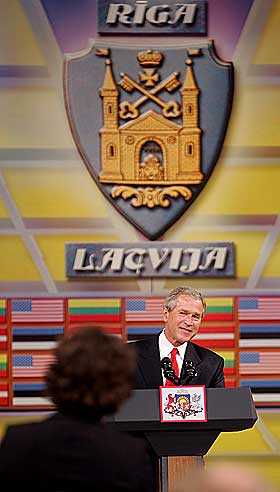 P� AVSTAND: Latvias president mener det er helt vanlig � stenge av hele hovedstaden under statsbes�k. - Slik gj�r de i utlandet, hevder hun. Her taler George Bush under bes�ket i formiddag.