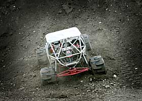 SPEKTAKUL�R VELT: Ole Kristian Rustan kom nesten helt til topps da hans monster av en bil tippet rundt og havnet p� taket i den ekstreme bilsporten formula offroad under nordisk cup i g�r. I dag er det norgescup samme sted. Etterp� m�tte han taues vekk fra sandtaket.