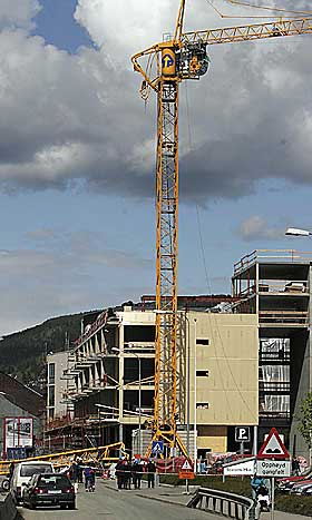 BYGGEKRAN: Krana ble brukt under byggingen av et leilighetskompleks like ved politihuset i Drammen.