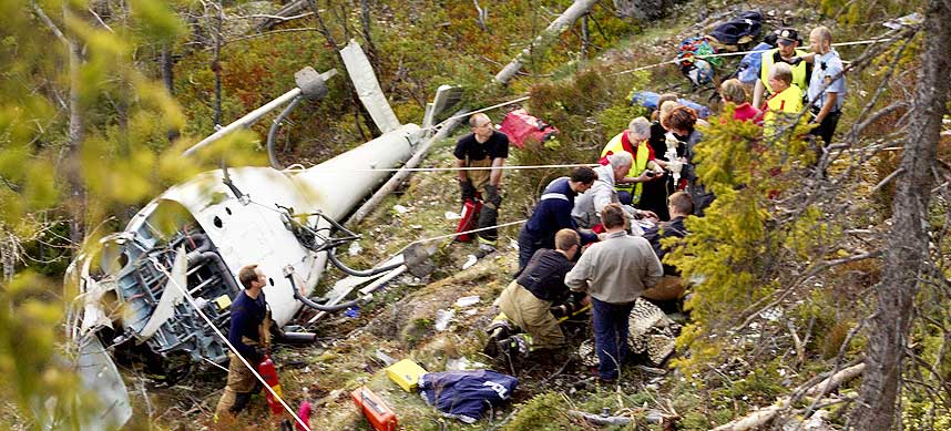 STYRTET: Her blir en av de skadde hentet ut av helikoptervraket. Foto: SCANPIX