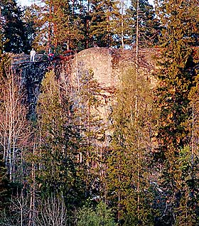 ULENDT OMR�DE: Redningsarbeider m�tte ta seg ned til ulykkesstedet til fots. Helikoptervraket l� under en bratt skrent.