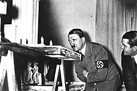 HITLERS YNDLINGSARKITEKT: Her ser Adolf Hitler og Albert Speer på modeller sammen. De delte interessen for arkitektur, og ble gode venner.