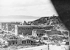 STORE ØDELEGGELSER: Amerikanske flyangrep mot tyske mål førte til store ødeleggelser på bygninger ved havnen etter bombingen i 1943.