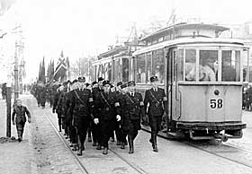 EN NY ESTETIKK: Her fra hirdmønstring i Trondheim i 1941. Hirden marsjerer i trikkelinjen.