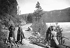 SATTE IGANG STORE BYGGEPROSJEKTER: Her ser tyske soldater på utbedring av veien mellom Berkåk og Trondheim i 1940.