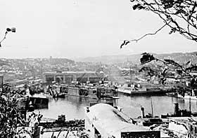 ALLIERT FLYANGREP: Den tyske ubåthavnen i Trondheim angrepet i 1943. Oversikt som viser ødeleggelsene etter bombingen.