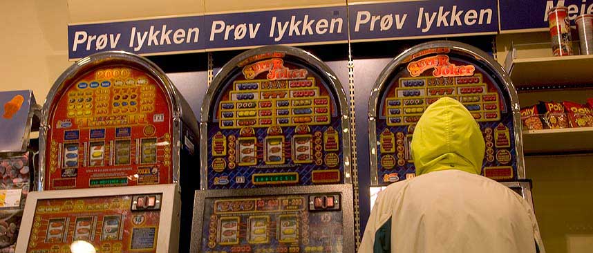  FARLIG MORO:  50 000 nordmenn er spillavhengige. Her fra noen spillautomater i Bergen i g�r.