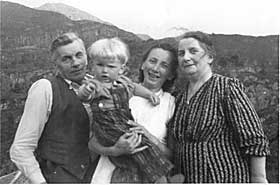 BERGENS-BARNDOM: Med mor, mormor og morfar i 1953.