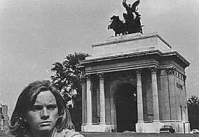 DR�M: London  1972. H�per p� gjennombrudd. Men bryter istedet sammen.