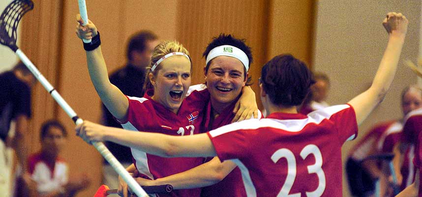 SLUTT P� JUBELEN: Line Nyg�rd (t.v.) og Lotte Nesbakken jublet under storseieren 13-1 mot Japan tidligere i uka, men i semifinalen mot Sveits ble det tap.